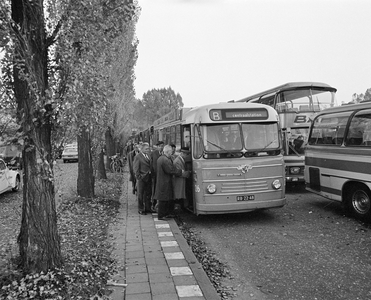 855111 Afbeelding van de autobussen die ingezet worden voor het transport van het publiek bij de laatste paardenrennen ...